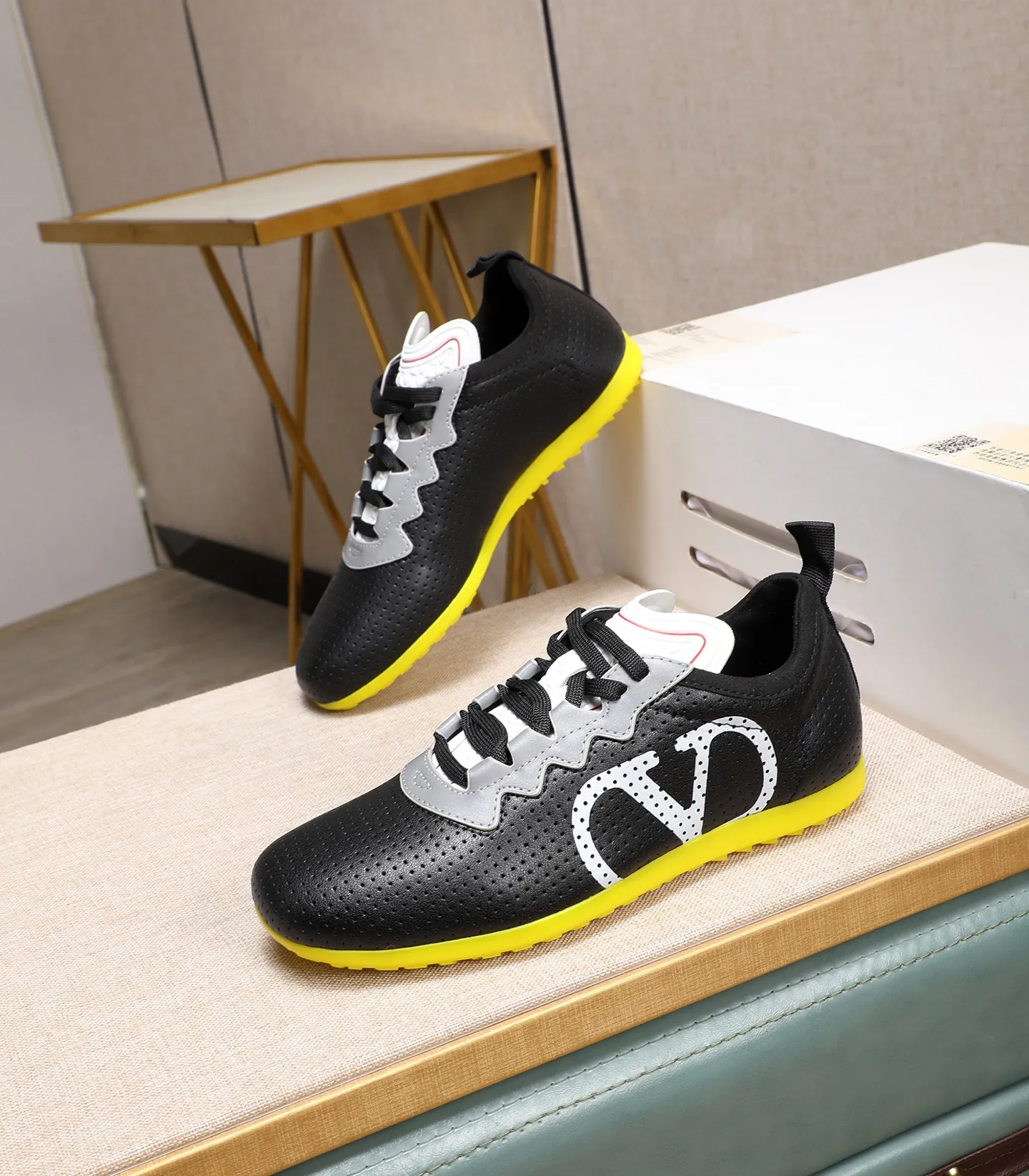 Men's Men's Shoes 💰620 VALENTINO 🌹🌹🌹2025 Valentino's latest spring sneakers! The counter 🔥 recommends RUNBOOT, which is lightweight and comfortable. It has a multi-functional design that integrates blue sneakers, running shoes, and fashionable sneakers to create a cool on-foot effect. ♥️♥️Fashionable sneakers that are sought after by many popular celebrities and fashion influencers♥️♥️. 👉All-round original 1:1 high-end production 👉Fabrics: Two options: delicate, soft and comfortable eyelet lambskin and high-end technical fabrics 👍Super soft suede special lining inside 👍Outsole wear-resistant TPU material 👍Full set of original counter packaging